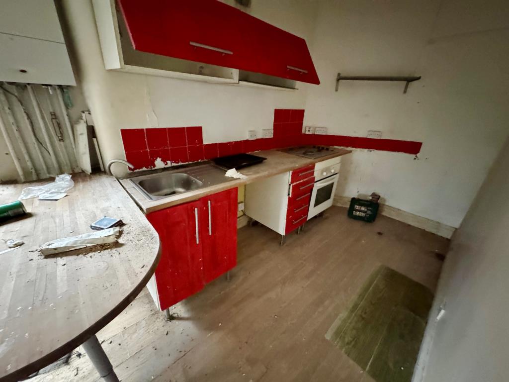 Lot: 107 - TWO-BEDROOM GARDEN FLAT FOR TOTAL REFUBISHMENT - Kitchen area